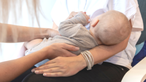 Bébé allaité tendu : que faire ?
