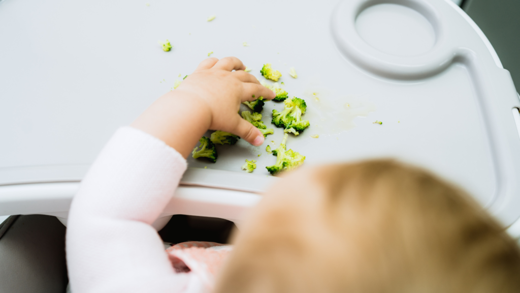 Comment aider un bébé qui refuse la diversification alimentaire
